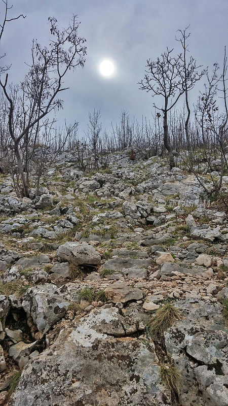 Cross Mountain, Mount Krizevac，乌云密布的天空，太阳，Medjugorje，波斯尼亚